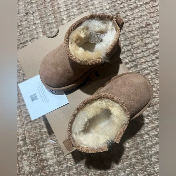 Uggs Toddler Classic Ultra Mini NWT in box, size 6, brown chestnut
